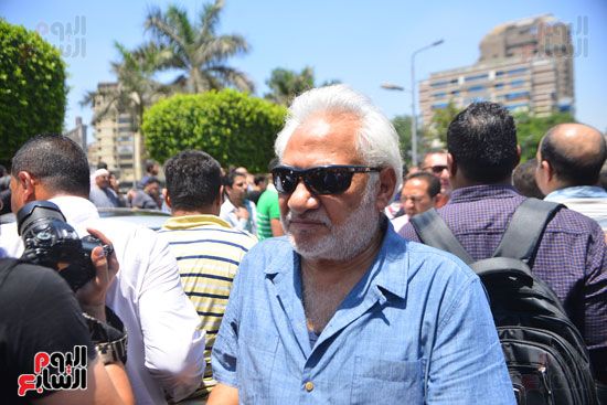 نجوم الفن يشيعون جنازة فاروق الفيشاوي.. نادية الجندى ومحمد هنيدى وعمرو يوسف وهالة صدقى وشهيرة يلقون...