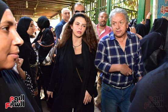 نجوم الفن يشيعون جنازة فاروق الفيشاوي.. نادية الجندى ومحمد هنيدى وعمرو يوسف وهالة صدقى وشهيرة يلقون...