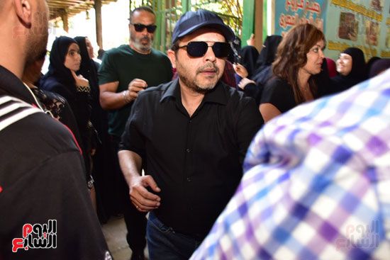 نجوم الفن يشيعون جنازة فاروق الفيشاوي.. نادية الجندى ومحمد هنيدى وعمرو يوسف وهالة صدقى وشهيرة يلقون...