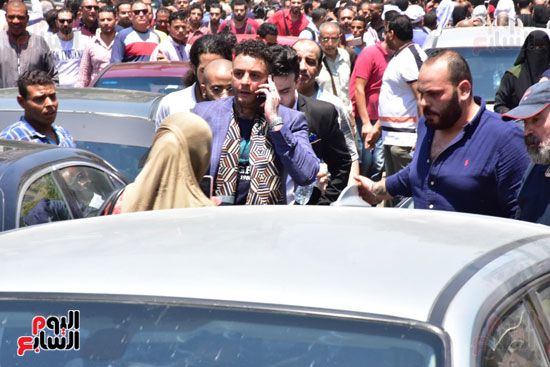 نجوم الفن يشيعون جنازة فاروق الفيشاوي.. نادية الجندى ومحمد هنيدى وعمرو يوسف وهالة صدقى وشهيرة يلقون...