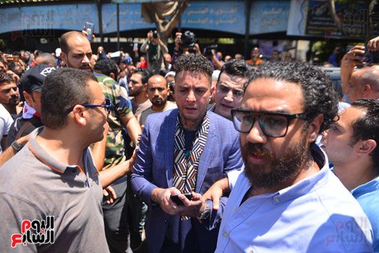 نجوم الفن يشيعون جنازة فاروق الفيشاوي.. نادية الجندى ومحمد هنيدى وعمرو يوسف وهالة صدقى وشهيرة يلقون...