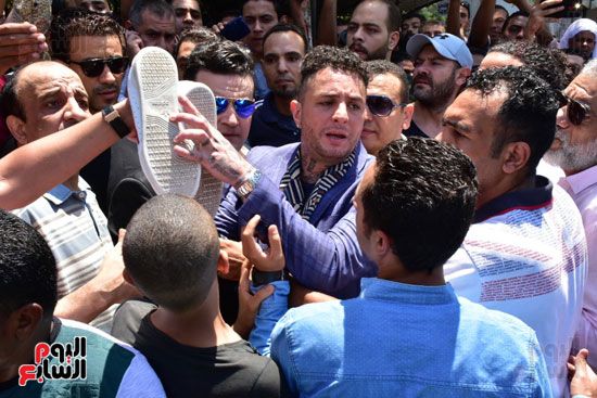 نجوم الفن يشيعون جنازة فاروق الفيشاوي.. نادية الجندى ومحمد هنيدى وعمرو يوسف وهالة صدقى وشهيرة يلقون...