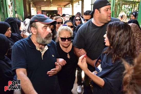 نجوم الفن يشيعون جنازة فاروق الفيشاوي.. نادية الجندى ومحمد هنيدى وعمرو يوسف وهالة صدقى وشهيرة يلقون...