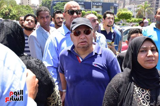 نجوم الفن يشيعون جنازة فاروق الفيشاوي.. نادية الجندى ومحمد هنيدى وعمرو يوسف وهالة صدقى وشهيرة يلقون...