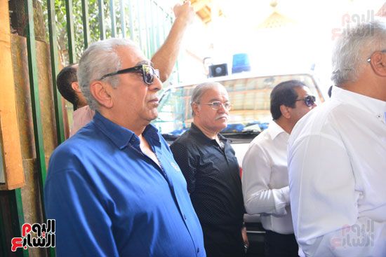 نجوم الفن يشيعون جنازة فاروق الفيشاوي.. نادية الجندى ومحمد هنيدى وعمرو يوسف وهالة صدقى وشهيرة يلقون...