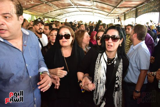 نجوم الفن يشيعون جنازة فاروق الفيشاوي.. نادية الجندى ومحمد هنيدى وعمرو يوسف وهالة صدقى وشهيرة يلقون...