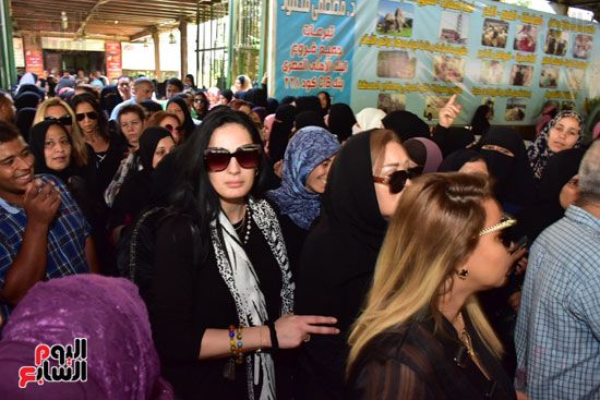 نجوم الفن يشيعون جنازة فاروق الفيشاوي.. نادية الجندى ومحمد هنيدى وعمرو يوسف وهالة صدقى وشهيرة يلقون...