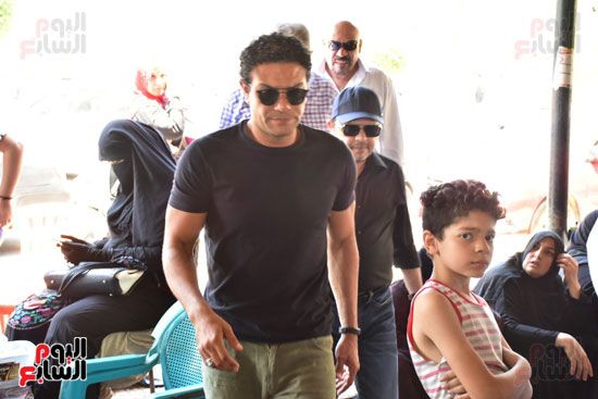 نجوم الفن يشيعون جنازة فاروق الفيشاوي.. نادية الجندى ومحمد هنيدى وعمرو يوسف وهالة صدقى وشهيرة يلقون...