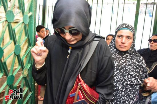 نجوم الفن يشيعون جنازة فاروق الفيشاوي.. نادية الجندى ومحمد هنيدى وعمرو يوسف وهالة صدقى وشهيرة يلقون...