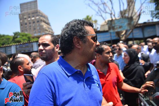 نجوم الفن يشيعون جنازة فاروق الفيشاوي.. نادية الجندى ومحمد هنيدى وعمرو يوسف وهالة صدقى وشهيرة يلقون...