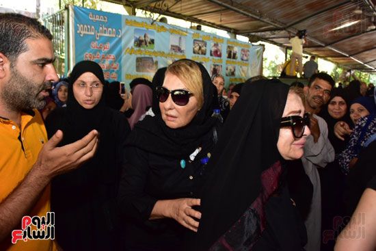 نجوم الفن يشيعون جنازة فاروق الفيشاوي.. نادية الجندى ومحمد هنيدى وعمرو يوسف وهالة صدقى وشهيرة يلقون...