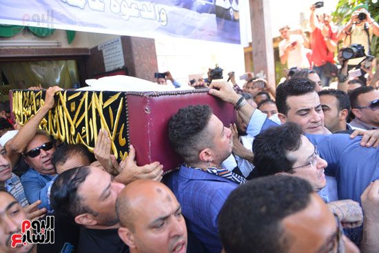 نجوم الفن يشيعون جنازة فاروق الفيشاوي.. نادية الجندى ومحمد هنيدى وعمرو يوسف وهالة صدقى وشهيرة يلقون...