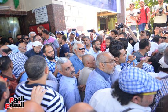 نجوم الفن يشيعون جنازة فاروق الفيشاوي.. نادية الجندى ومحمد هنيدى وعمرو يوسف وهالة صدقى وشهيرة يلقون...