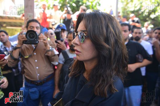 نجوم الفن يشيعون جنازة فاروق الفيشاوي.. نادية الجندى ومحمد هنيدى وعمرو يوسف وهالة صدقى وشهيرة يلقون...