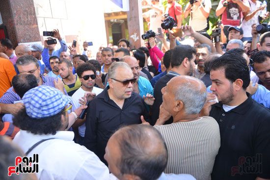 نجوم الفن يشيعون جنازة فاروق الفيشاوي.. نادية الجندى ومحمد هنيدى وعمرو يوسف وهالة صدقى وشهيرة يلقون...