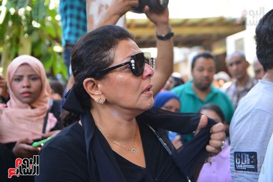 نجوم الفن يشيعون جنازة فاروق الفيشاوي.. نادية الجندى ومحمد هنيدى وعمرو يوسف وهالة صدقى وشهيرة يلقون...