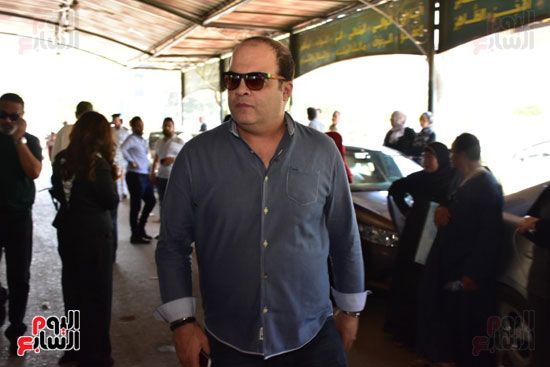 نجوم الفن يشيعون جنازة فاروق الفيشاوي.. نادية الجندى ومحمد هنيدى وعمرو يوسف وهالة صدقى وشهيرة يلقون...