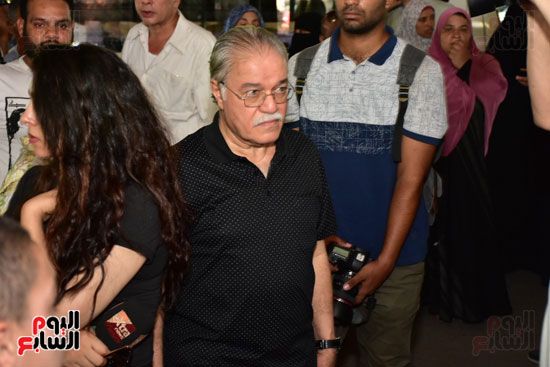نجوم الفن يشيعون جنازة فاروق الفيشاوي.. نادية الجندى ومحمد هنيدى وعمرو يوسف وهالة صدقى وشهيرة يلقون...