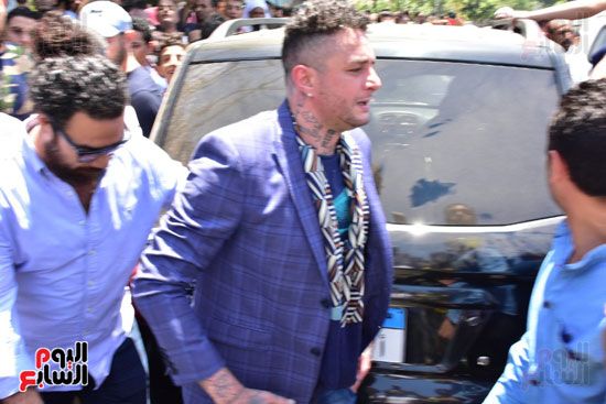 نجوم الفن يشيعون جنازة فاروق الفيشاوي.. نادية الجندى ومحمد هنيدى وعمرو يوسف وهالة صدقى وشهيرة يلقون...