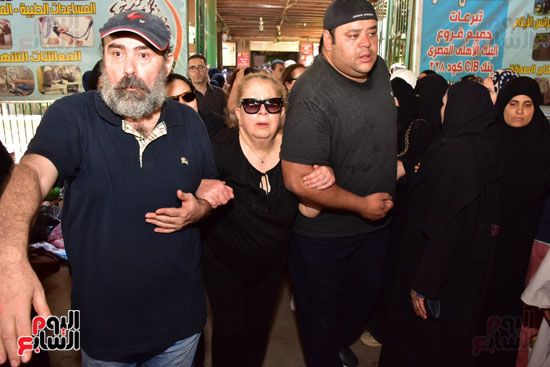 نجوم الفن يشيعون جنازة فاروق الفيشاوي.. نادية الجندى ومحمد هنيدى وعمرو يوسف وهالة صدقى وشهيرة يلقون...