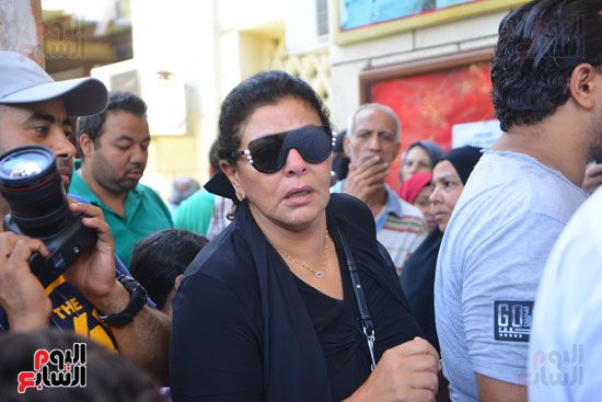 نجوم الفن يشيعون جنازة فاروق الفيشاوي.. نادية الجندى ومحمد هنيدى وعمرو يوسف وهالة صدقى وشهيرة يلقون...