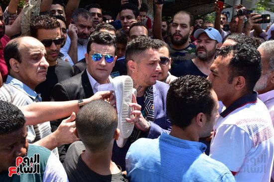 نجوم الفن يشيعون جنازة فاروق الفيشاوي.. نادية الجندى ومحمد هنيدى وعمرو يوسف وهالة صدقى وشهيرة يلقون...