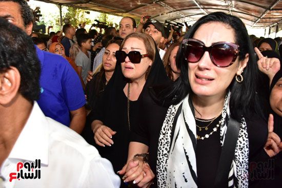 نجوم الفن يشيعون جنازة فاروق الفيشاوي.. نادية الجندى ومحمد هنيدى وعمرو يوسف وهالة صدقى وشهيرة يلقون...
