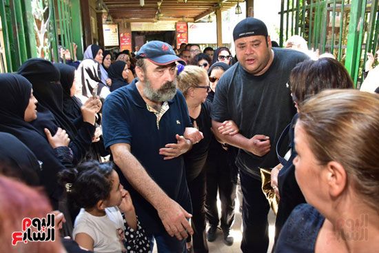 نجوم الفن يشيعون جنازة فاروق الفيشاوي.. نادية الجندى ومحمد هنيدى وعمرو يوسف وهالة صدقى وشهيرة يلقون...