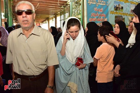 نجوم الفن يشيعون جنازة فاروق الفيشاوي.. نادية الجندى ومحمد هنيدى وعمرو يوسف وهالة صدقى وشهيرة يلقون...