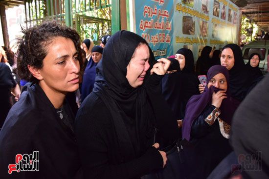 نجوم الفن يشيعون جنازة فاروق الفيشاوي.. نادية الجندى ومحمد هنيدى وعمرو يوسف وهالة صدقى وشهيرة يلقون...