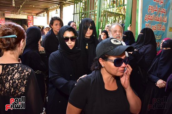 نجوم الفن يشيعون جنازة فاروق الفيشاوي.. نادية الجندى ومحمد هنيدى وعمرو يوسف وهالة صدقى وشهيرة يلقون...