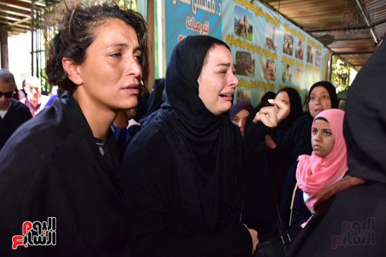 نجوم الفن يشيعون جنازة فاروق الفيشاوي.. نادية الجندى ومحمد هنيدى وعمرو يوسف وهالة صدقى وشهيرة يلقون...