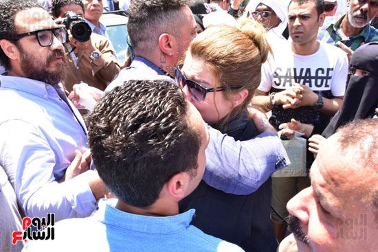 نجوم الفن يشيعون جنازة فاروق الفيشاوي.. نادية الجندى ومحمد هنيدى وعمرو يوسف وهالة صدقى وشهيرة يلقون...