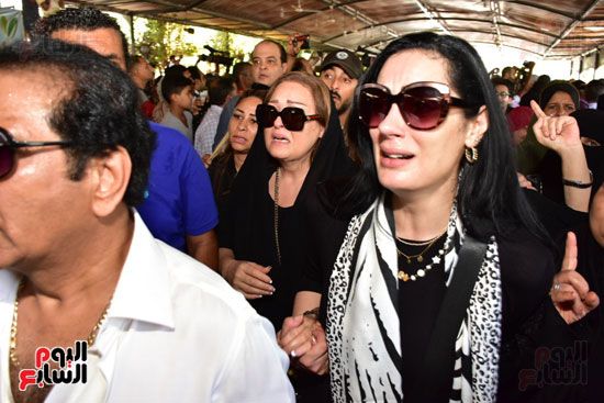 نجوم الفن يشيعون جنازة فاروق الفيشاوي.. نادية الجندى ومحمد هنيدى وعمرو يوسف وهالة صدقى وشهيرة يلقون...