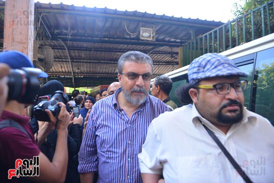 نجوم الفن يشيعون جنازة فاروق الفيشاوي.. نادية الجندى ومحمد هنيدى وعمرو يوسف وهالة صدقى وشهيرة يلقون...