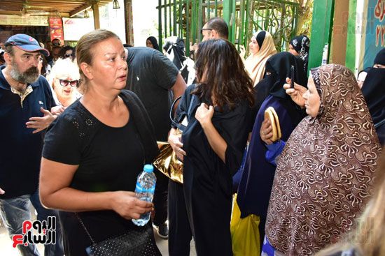 نجوم الفن يشيعون جنازة فاروق الفيشاوي.. نادية الجندى ومحمد هنيدى وعمرو يوسف وهالة صدقى وشهيرة يلقون...