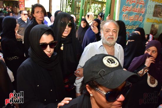 نجوم الفن يشيعون جنازة فاروق الفيشاوي.. نادية الجندى ومحمد هنيدى وعمرو يوسف وهالة صدقى وشهيرة يلقون...