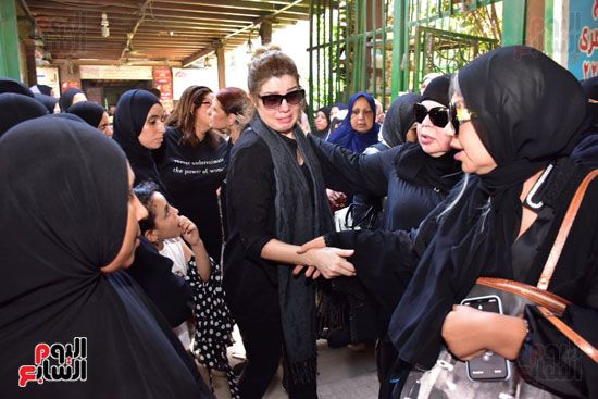 نجوم الفن يشيعون جنازة فاروق الفيشاوي.. نادية الجندى ومحمد هنيدى وعمرو يوسف وهالة صدقى وشهيرة يلقون...