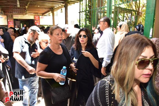 نجوم الفن يشيعون جنازة فاروق الفيشاوي.. نادية الجندى ومحمد هنيدى وعمرو يوسف وهالة صدقى وشهيرة يلقون...