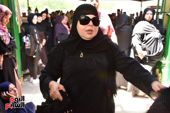 نجوم الفن يشيعون جنازة فاروق الفيشاوي.. نادية الجندى ومحمد هنيدى وعمرو يوسف وهالة صدقى وشهيرة يلقون...