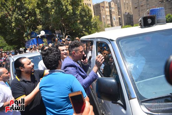 نجوم الفن يشيعون جنازة فاروق الفيشاوي.. نادية الجندى ومحمد هنيدى وعمرو يوسف وهالة صدقى وشهيرة يلقون...