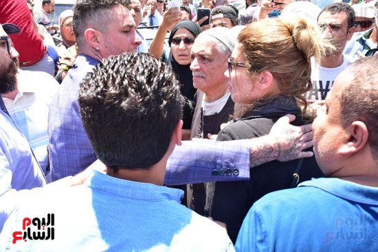 نجوم الفن يشيعون جنازة فاروق الفيشاوي.. نادية الجندى ومحمد هنيدى وعمرو يوسف وهالة صدقى وشهيرة يلقون...