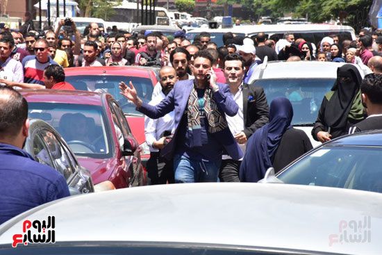 نجوم الفن يشيعون جنازة فاروق الفيشاوي.. نادية الجندى ومحمد هنيدى وعمرو يوسف وهالة صدقى وشهيرة يلقون...