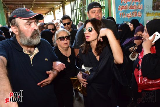 نجوم الفن يشيعون جنازة فاروق الفيشاوي.. نادية الجندى ومحمد هنيدى وعمرو يوسف وهالة صدقى وشهيرة يلقون...