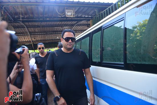 نجوم الفن يشيعون جنازة فاروق الفيشاوي.. نادية الجندى ومحمد هنيدى وعمرو يوسف وهالة صدقى وشهيرة يلقون...