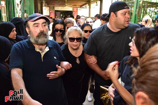 نجوم الفن يشيعون جنازة فاروق الفيشاوي.. نادية الجندى ومحمد هنيدى وعمرو يوسف وهالة صدقى وشهيرة يلقون...