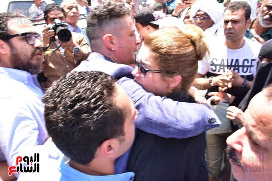 نجوم الفن يشيعون جنازة فاروق الفيشاوي.. نادية الجندى ومحمد هنيدى وعمرو يوسف وهالة صدقى وشهيرة يلقون...
