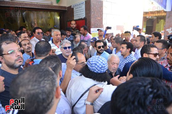 نجوم الفن يشيعون جنازة فاروق الفيشاوي.. نادية الجندى ومحمد هنيدى وعمرو يوسف وهالة صدقى وشهيرة يلقون...