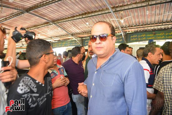 نجوم الفن يشيعون جنازة فاروق الفيشاوي.. نادية الجندى ومحمد هنيدى وعمرو يوسف وهالة صدقى وشهيرة يلقون...