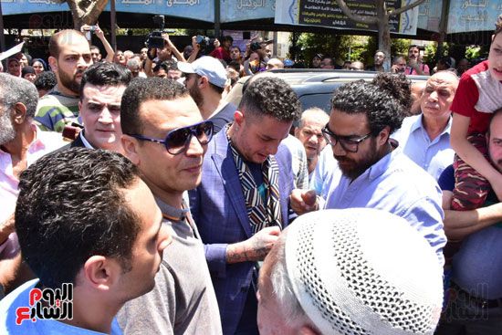 نجوم الفن يشيعون جنازة فاروق الفيشاوي.. نادية الجندى ومحمد هنيدى وعمرو يوسف وهالة صدقى وشهيرة يلقون...